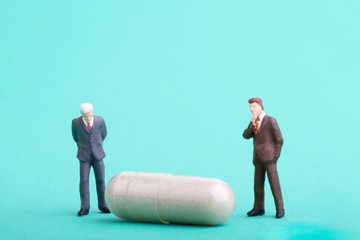 manager dell'industria del farmaco in miniatura con capsula