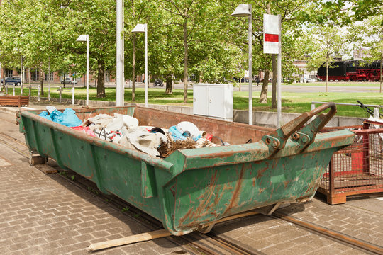 Ein grosser gr&uuml;ner Abrollcontainer - Container f&uuml;r Bauschutt