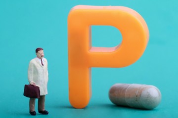 manager dell' industria farmaceutica in miniatura con pillola