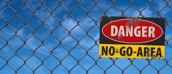 No Go Area-Schild an Maschendrahtzaun
