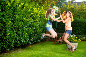 Fototapeta premium Zwei mädchen spielen im Garten 