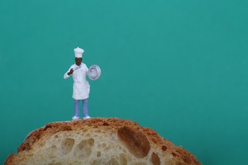 chef panettiere in miniatura con pane