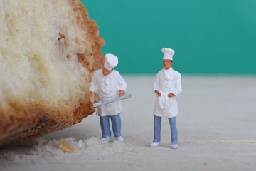 miniature di cuochi con pane