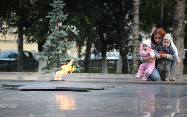 Obraz premium people commemorate the eternal flame