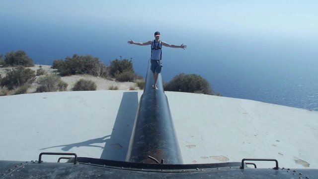 turista con c&aacute;mara deportiva