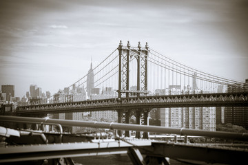 Fototapeta na wymiar Manhattan Bridge connecting Manhattan and Brooklyn