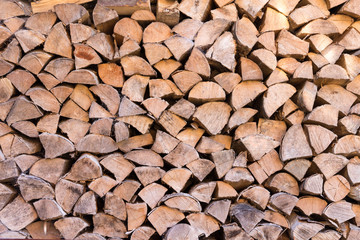 gestapeltes Brennholz für den Winter
