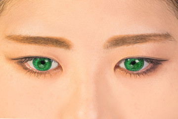 Obraz premium カラコンとマスカラ 若い女性 colored contact lenses and mascara