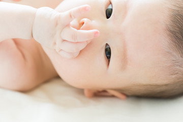 Obraz na płótnie Canvas 生後4か月の赤ちゃん