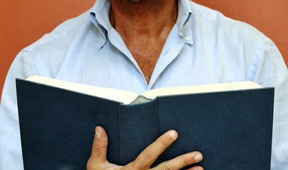 Uomo legge un libro