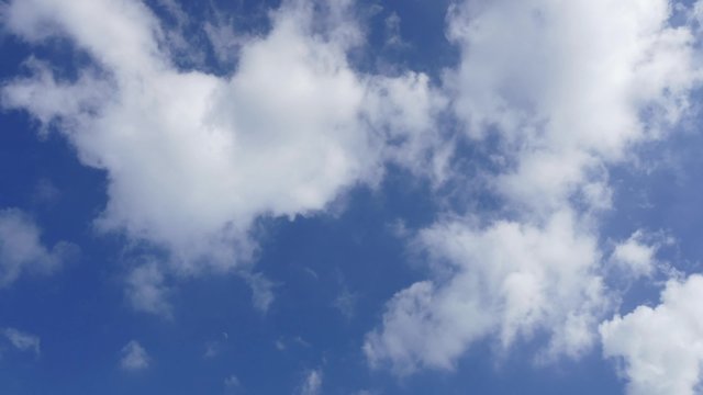 青空と雲と月。青空に小さく半月が出ており、最後には雲がなくなっていくので月の存在感が出てます。4Kでのタイムラプス撮影です。