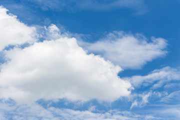 Obraz premium blue sky background with white clouds