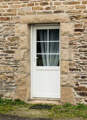 Moderne PVC Tür in einer Natursteinwand perspektivisch