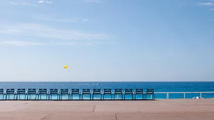 Papier Peint photo autocollant Nice Ensemble de chaises bleues sur le boulevard de la plage à Nice