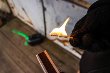 Brandstifter bei der Tat