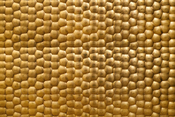 Goldene Metallplatte mit buckeliger Oberfläche 