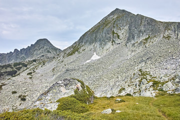 Fototapeta na wymiar Dzhangal and momin dvor peaks, Pirin Mountain, bulgaria