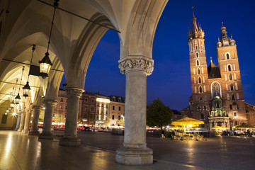 Naklejka premium Krakow main square night view