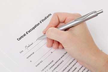 femme signant contrat de travail étudiant