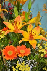 Blumendekoration mit Lilien und Gerbera orange