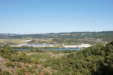 Obraz premium vue sur les collines Drômoises et d'une usine
