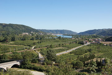 Obraz premium vue sur des champs et le Rhône au loin
