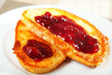 French toast with jam