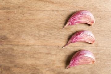 Fresh raw garlic on a wooden kitchen work surface