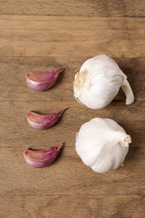 Fresh raw garlic on a wooden kitchen work surface