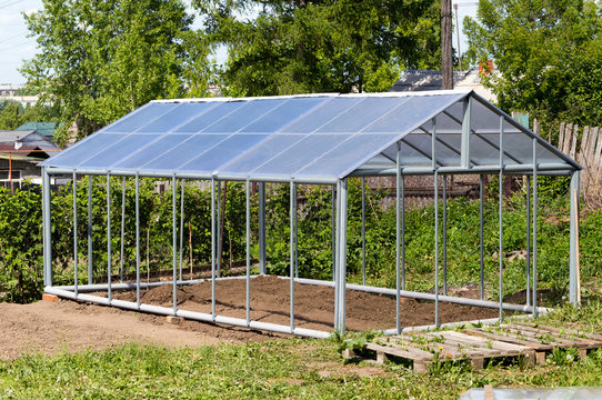 Metal frame made ​​of polycarbonate greenhouses with a gable