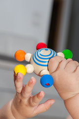 bambina e il suo giocattolo
