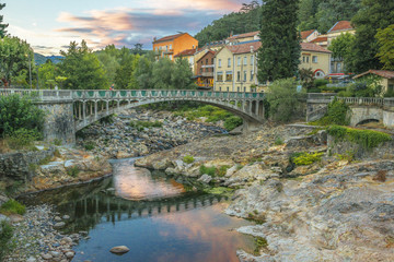 village avec pont et rivière