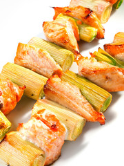 Salmon skewers with leek
