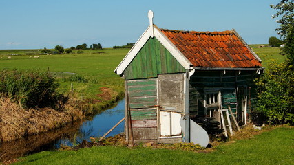malerische kleine Hütte in grüner Landschaft