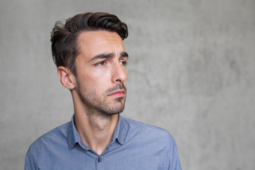 Fototapeta premium business man looking to free space