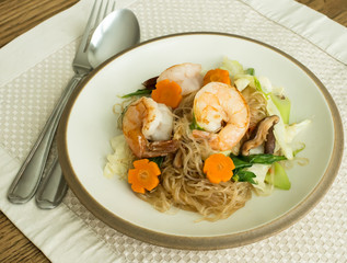 glass noodle stir fly or pad woon sen with shrimp and vegetable. © penny2558