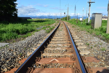 Fototapeta premium 羽越本線の線路（単線）／山形県の庄内地方で羽越本線の線路（単線）を撮影したローカルイメージの写真です。