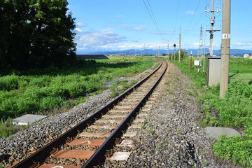 Fototapeta na wymiar 羽越本線の線路（単線）／山形県の庄内地方で羽越本線の線路（単線）を撮影したローカルイメージの写真です。