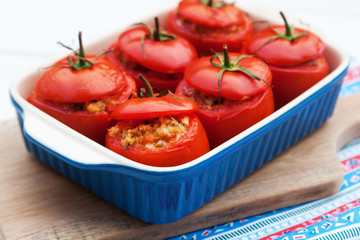gefüllte Tomaten mit einem Mix aus Tomatenfleisch, Petersilie, Champignons, Semmelbröseln und...
