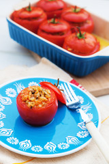 gefüllte Tomaten mit einem Mix aus Tomatenfleisch, Petersilie, Champignons, Semmelbröseln und Parmesan