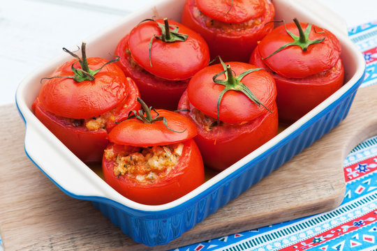 gefüllte Tomaten mit einem Mix aus Tomatenfleisch, Petersilie, Champignons, Semmelbröseln und Parmesan