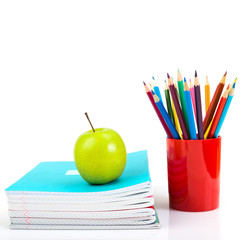 Naklejka premium notebooks, pencils and apple. Back to school concept.