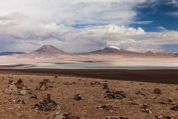 Vulcani e lagune sulle Ande. Bolivia. Cielo blu e nuvole bianche sullo sfondo