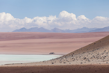 Bolivia, panorma desertico. Montagne e cielo bianco con nuvole sullo sfondo