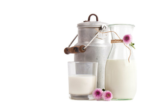 Milch in verschiedenen Gef&auml;&szlig;en