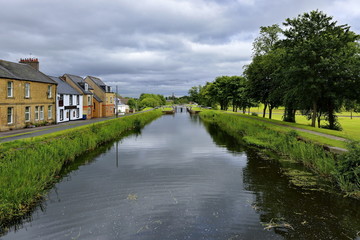 Obraz premium small canal navigable river barges to runoff, Scotland