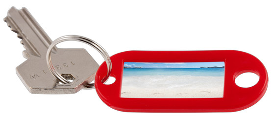 la clé des vacances sur fond blanc