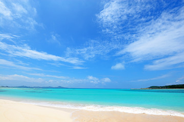 Fototapeta na wymiar 沖縄の美しい海
