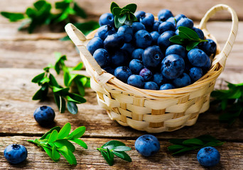 fresh blueberry in to the basket