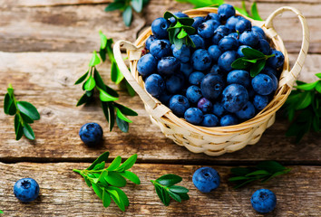 fresh blueberry in to the basket